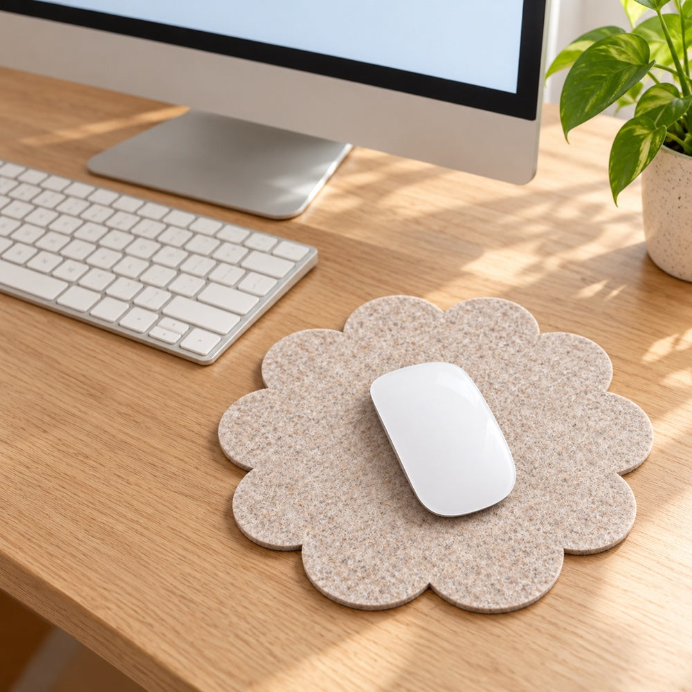 Blumenförmiges, gelasertes Mousepad aus natur-meliertem 4 mm VIOLAN Filz mit 28 cm Durchmesser und weißer Computermaus.