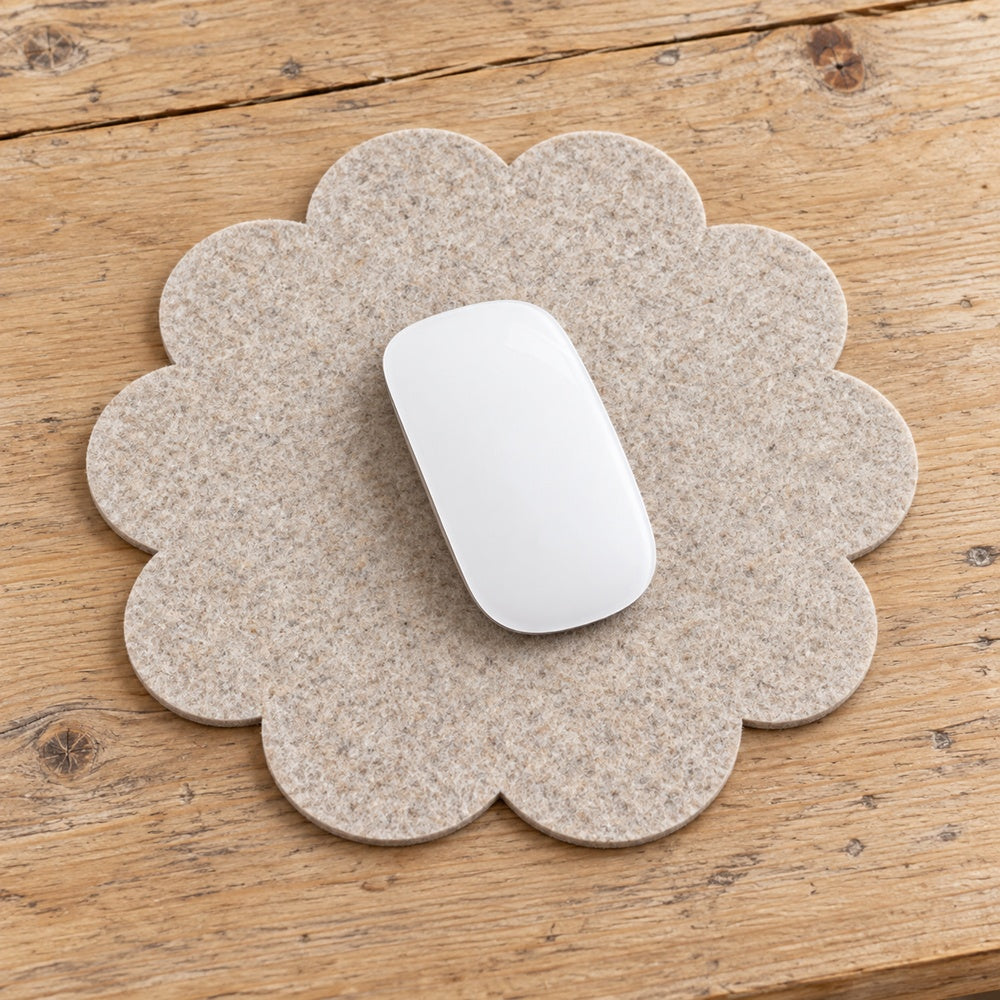 Blumenförmiges, gelasertes Mousepad aus natur-meliertem 4 mm VIOLAN Filz mit 28 cm Durchmesser und weißer Computermaus.