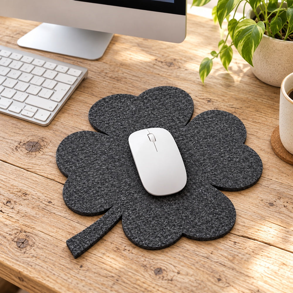Vierblättriges, gelasertes Kleeblatt-Mousepad aus 4 mm VIOLAN Filz mit 28 cm Größe und weißer Computermaus.