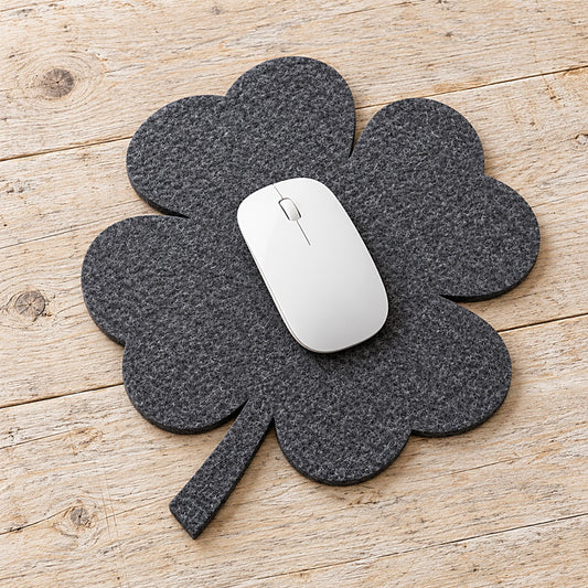 Vierblättriges, gelasertes Kleeblatt-Mousepad aus 4 mm VIOLAN Filz mit 28 cm Größe und weißer Computermaus.