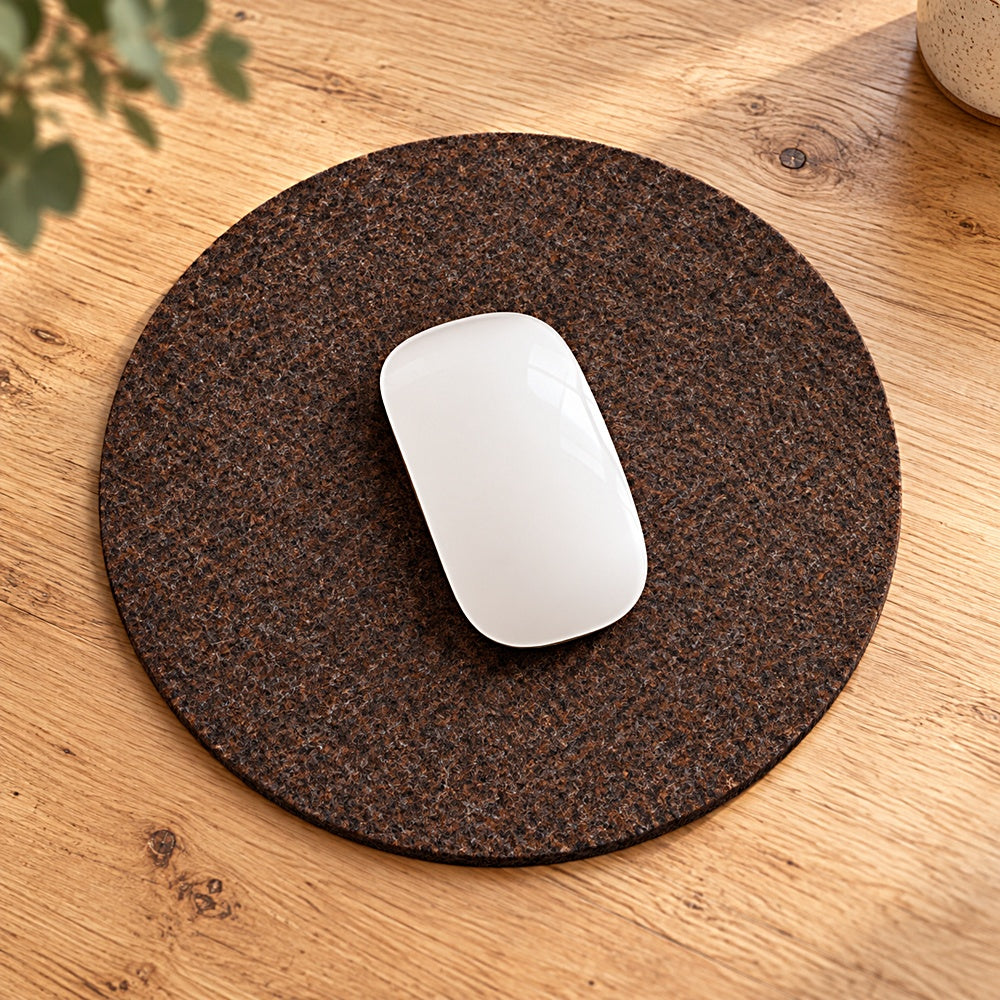 Rundes, gelasertes Mousepad aus dunkelbraun-meliertem 4 mm VIOLAN Filz mit 28 cm Durchmesser auf einem Holzschreibtisch mit weißer Computermaus