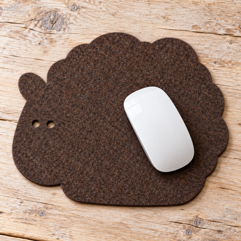 Schafförmiges, gelasertes Mousepad aus 4 mm VIOLAN Filz in 30 x 25 cm mit Computermaus.