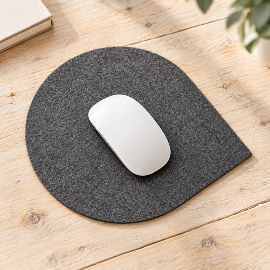 Tropfenförmiges, gelasertes Mousepad aus anthrazit-meliertem 4 mm VIOLAN Filz mit 28 cm Durchmesser und weißer Computermaus.