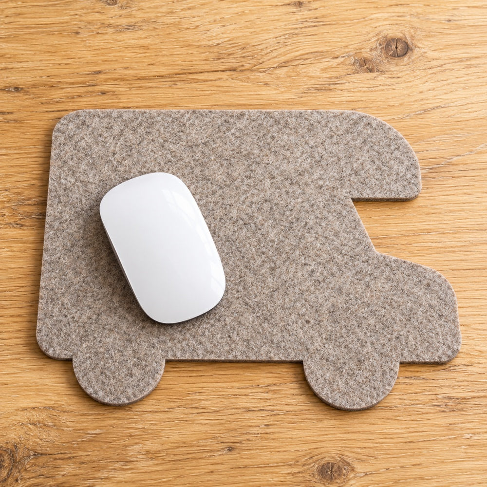 Wohnmobilförmiges, gelasertes Mousepad aus 4 mm VIOLAN Filz in 30 x 25 cm mit weißer Computermaus.